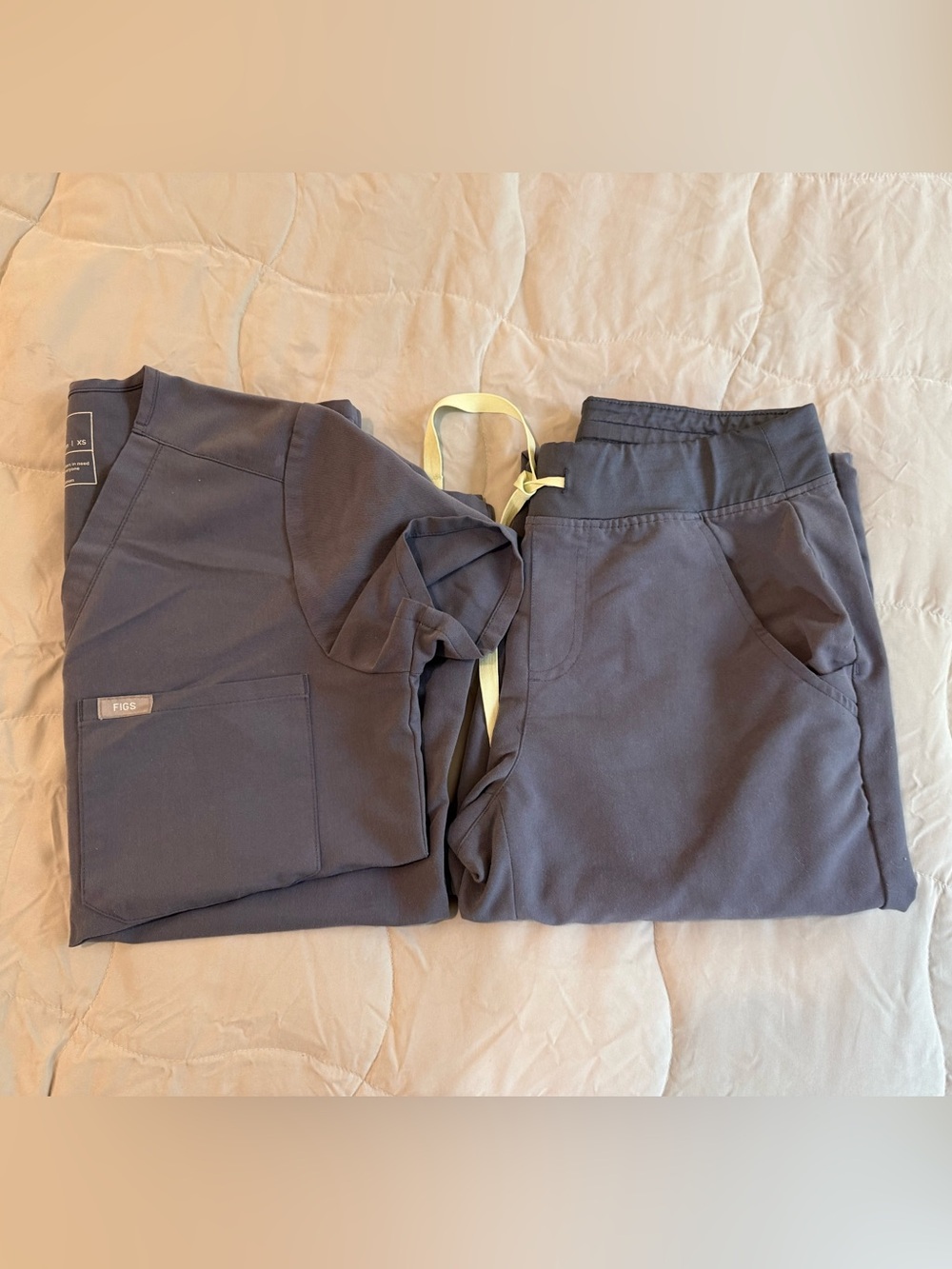 Figs Women’s One Pocket Scrub Top and Jogger Pants Set